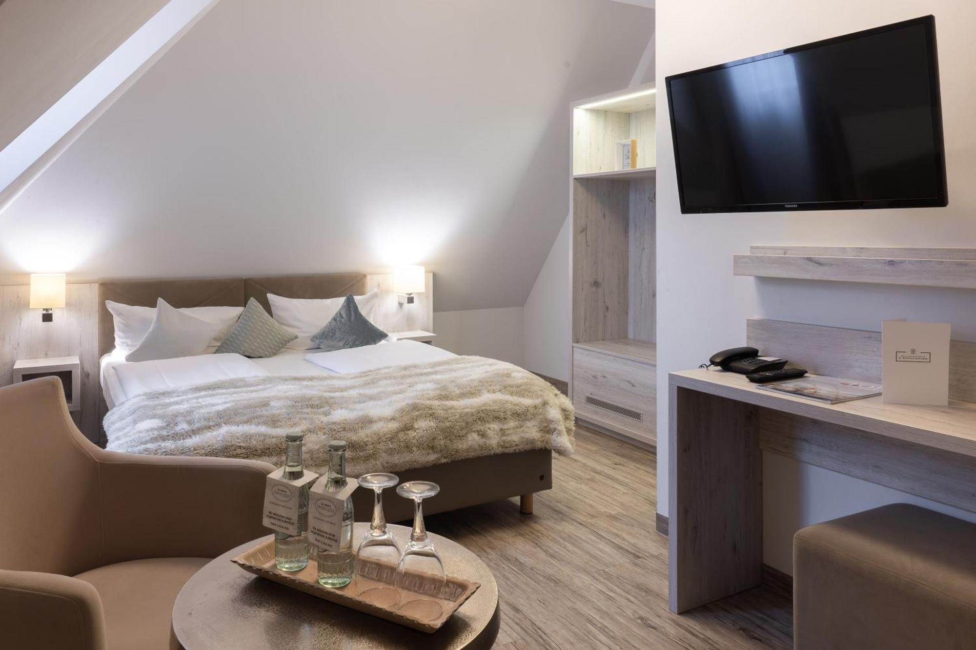 Landhotel 3Kronen Adelsdorf Bagian luar foto