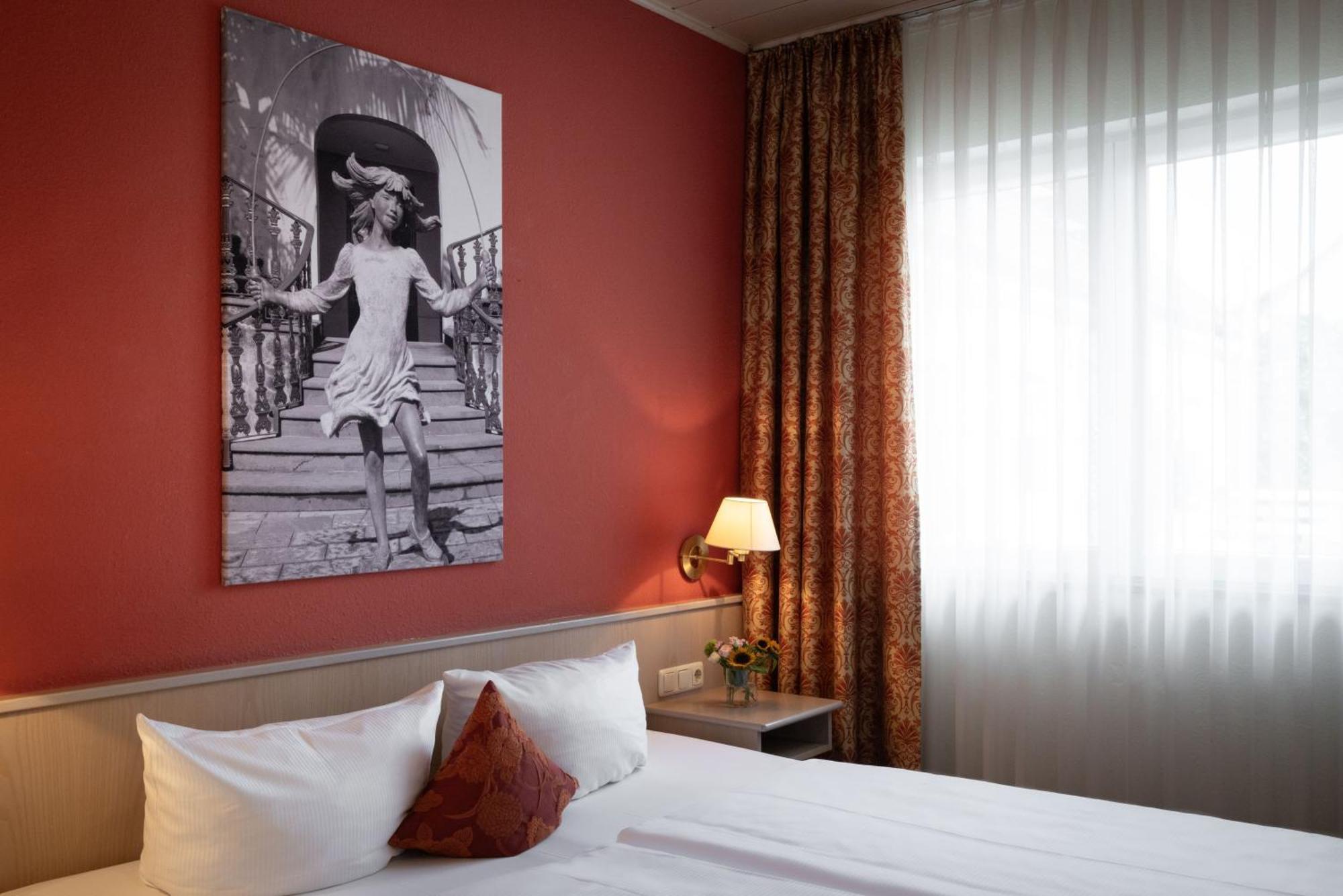 Landhotel 3Kronen Adelsdorf Bagian luar foto